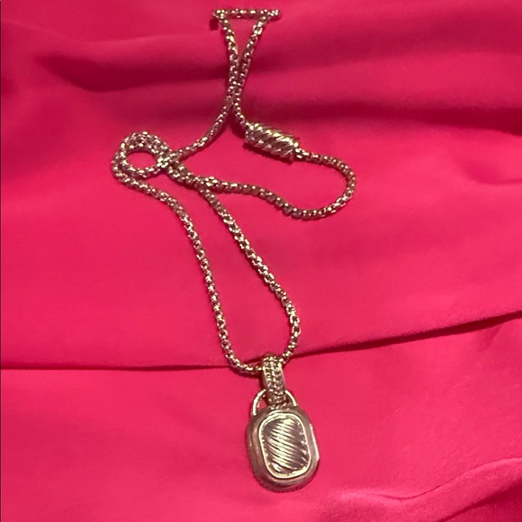 Jewelry - Elegant Silver Pendant Necklace